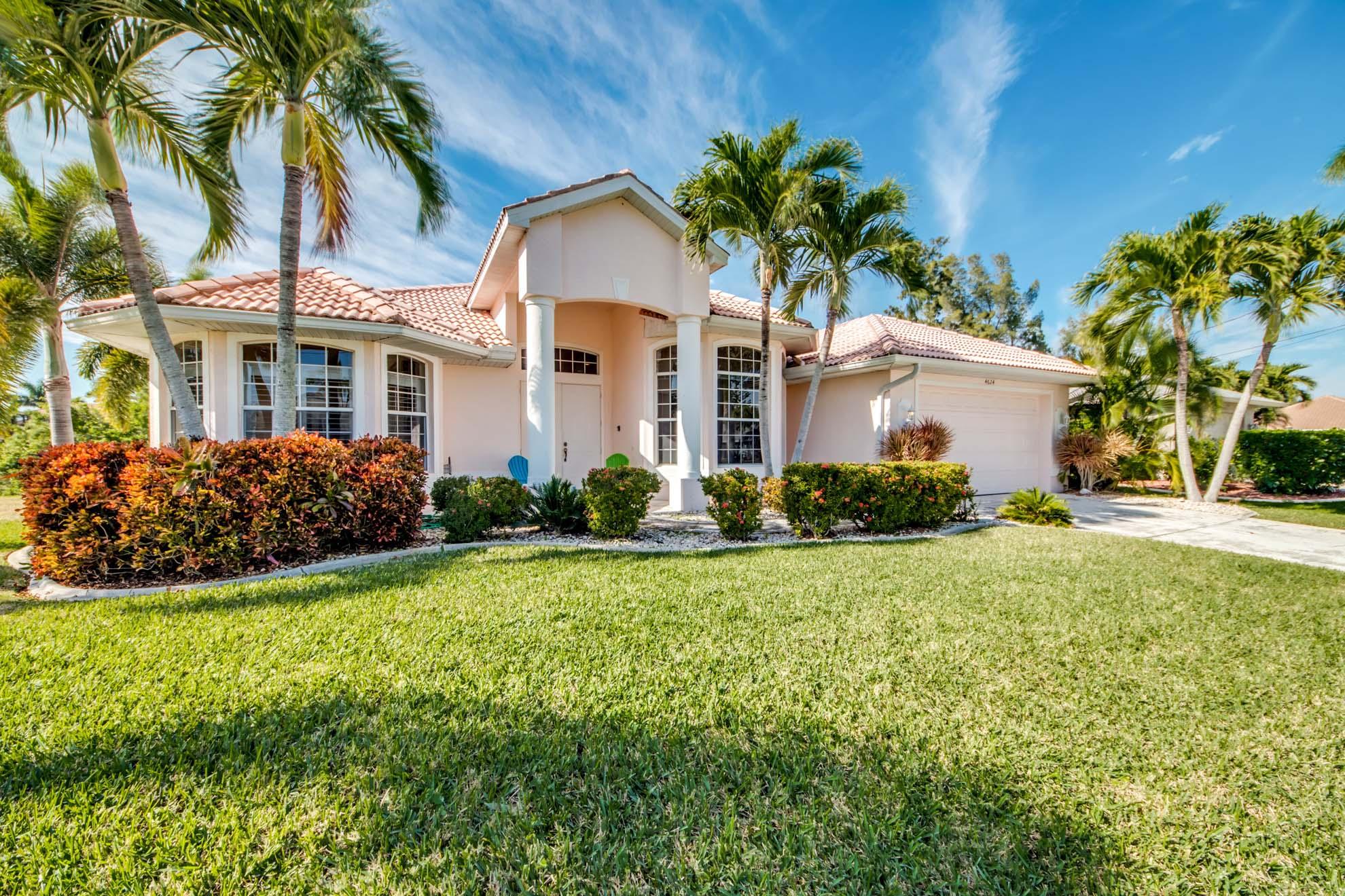 1bFront_of_Villa_2 1bFront_of_Villa_2